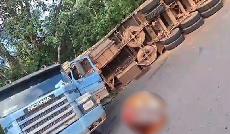 Caminhão tomba na Ladeira da Ulbra, espalhando carga em Manaus