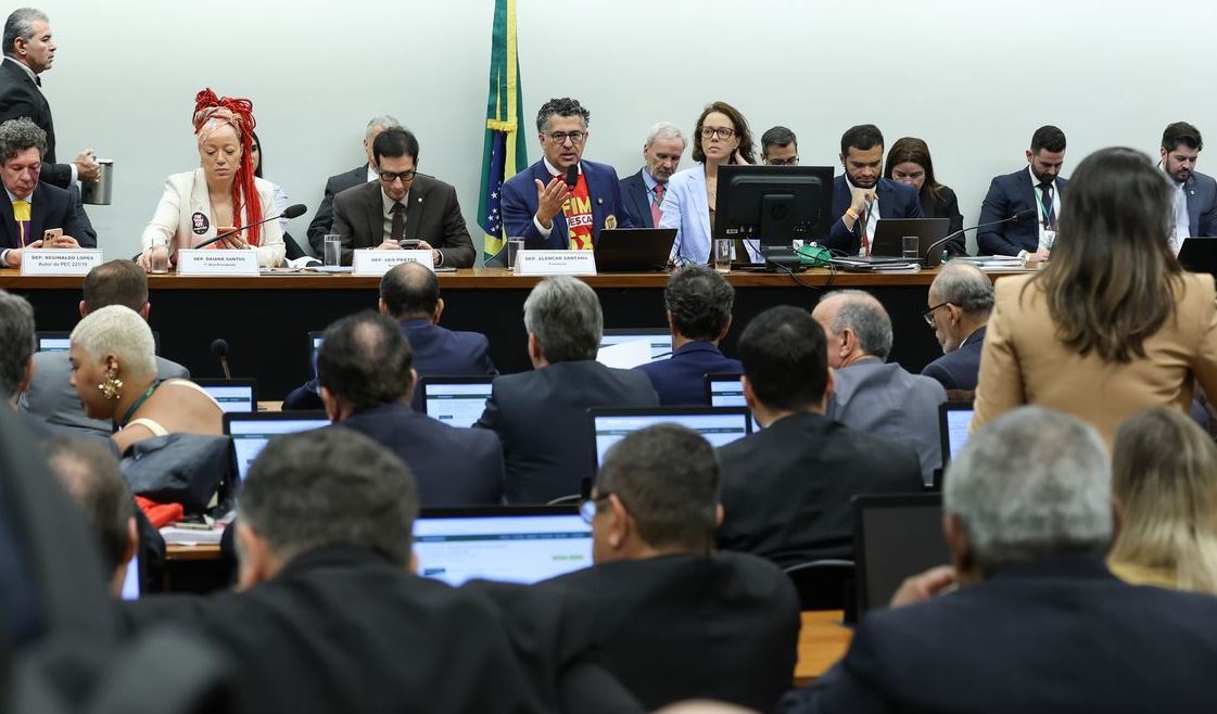 Centrão tenta derrubar transição de 60 dias para fim da escala 61