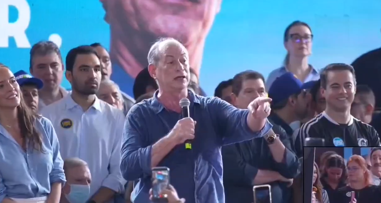 Ciro Gomes confunde gesto de apoiador com símbolo de facção e pede desculpas