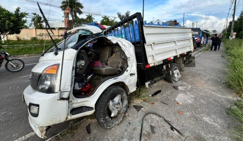 Acidente na Avenida do Turismo deixa motorista preso às ferragens