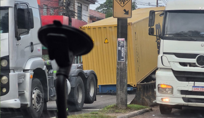 Contêiner cai de carreta e causa congestionamento na Avenida Rodrigo Otávio