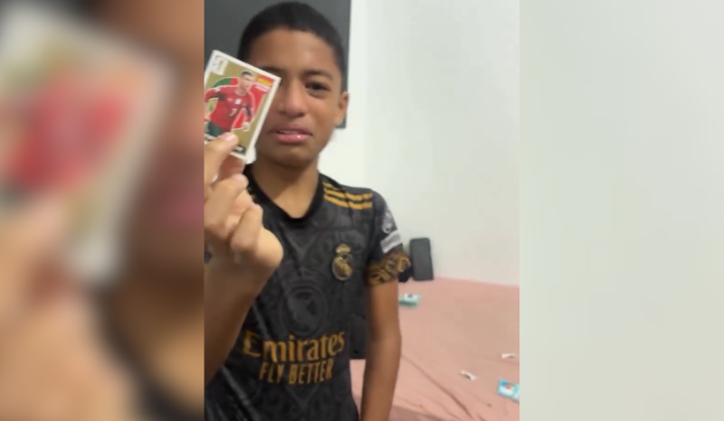 Menino em Manaus se emociona ao encontrar figurinha rara de Cristiano Ronaldo