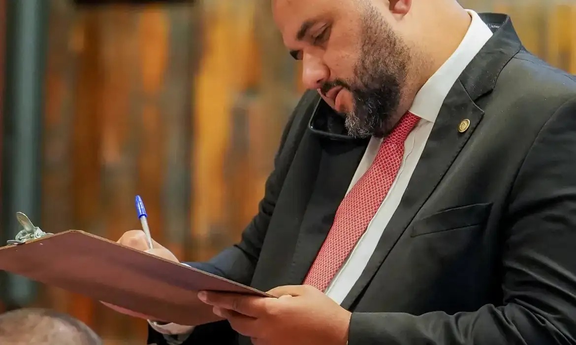 Deputado Thiago Rangel é preso e PF encontra mensagens de violência