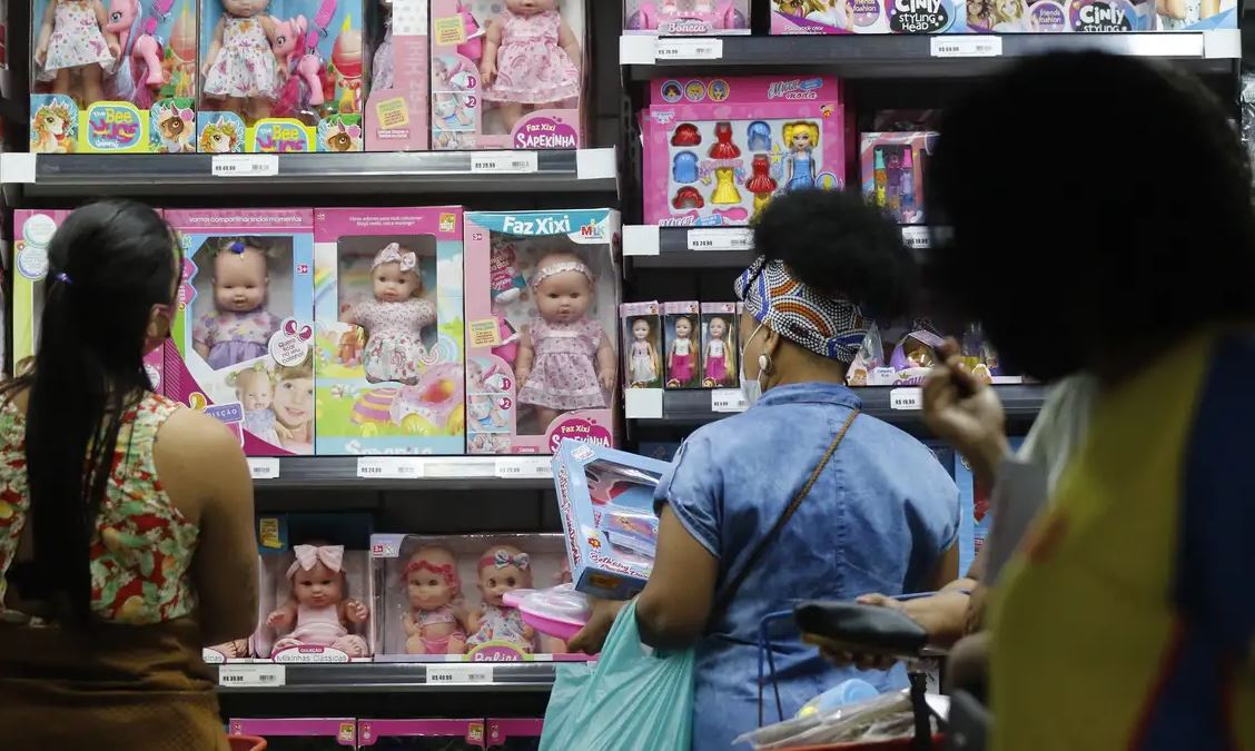 Comércio brasileiro cresce 0,5% em março impulsionado por dólar mais baixo