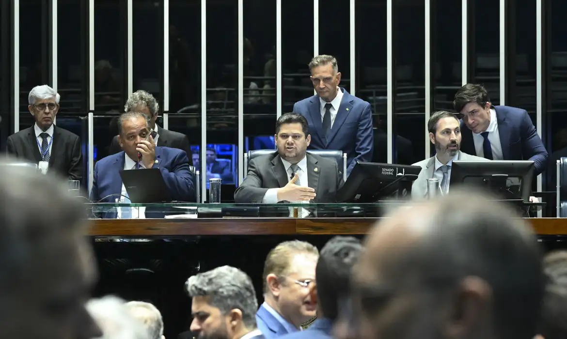 Alcolumbre promulga lei que reduz penas para condenados de 8 de janeiro