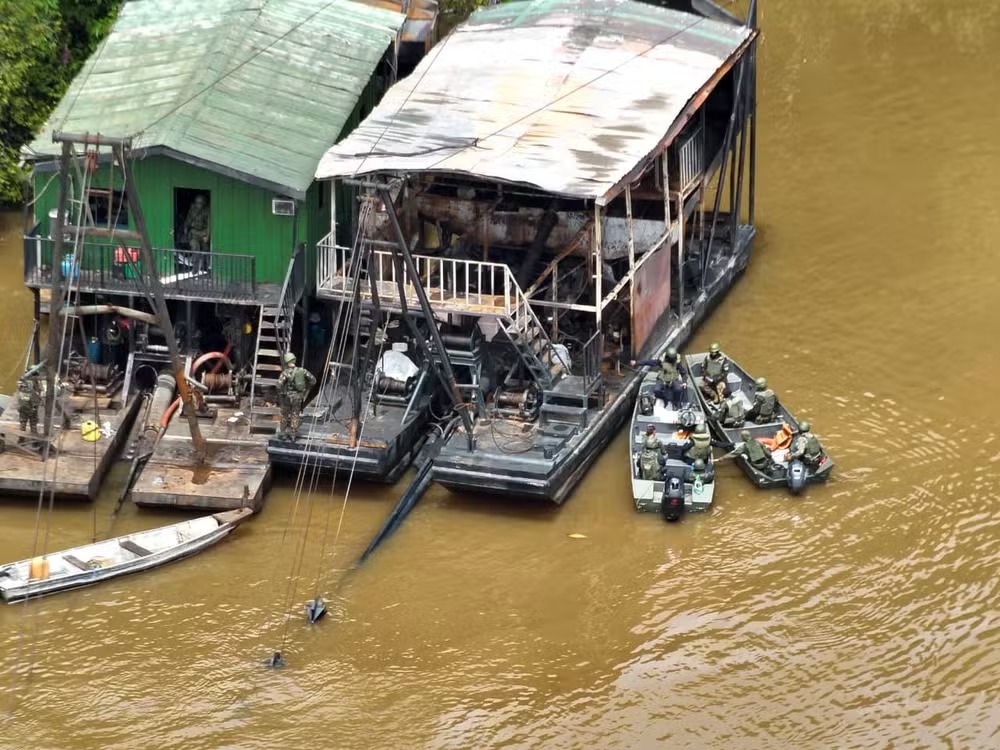 Forças Armadas destroem 50 dragas de garimpo ilegal no Amazonas