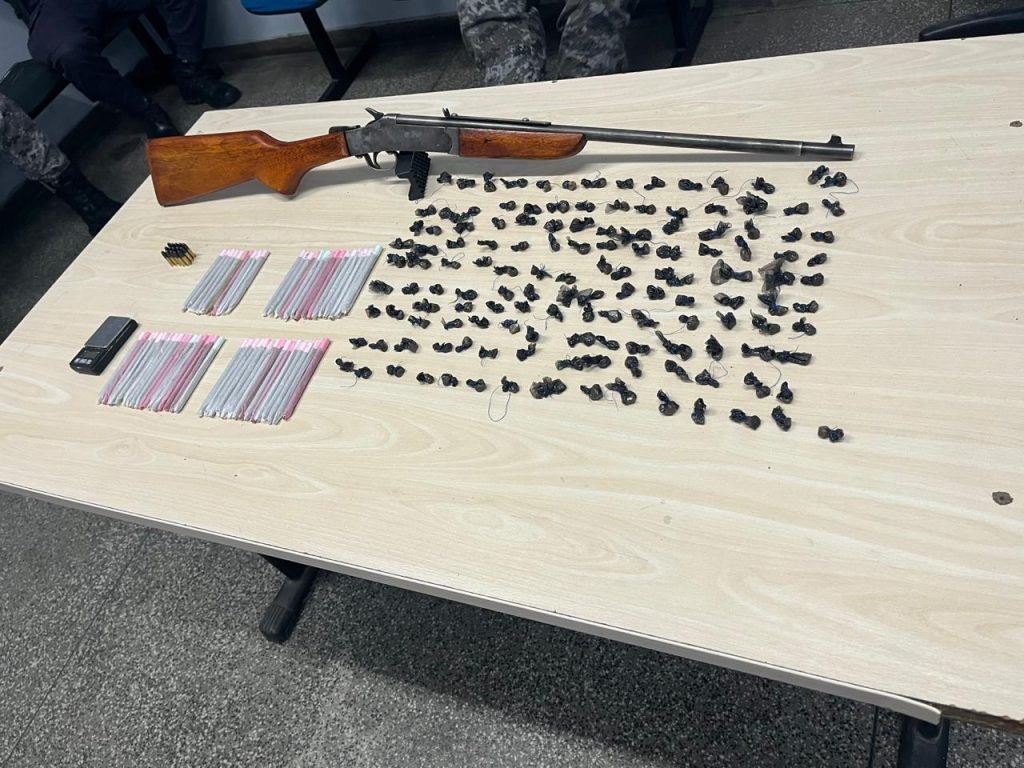 Arma e entorpecentes são apreendidos após fuga de suspeitos na zona norte de Manaus