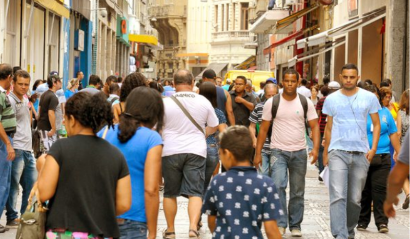 82% da população acima de 14 anos no Brasil possui alguma renda