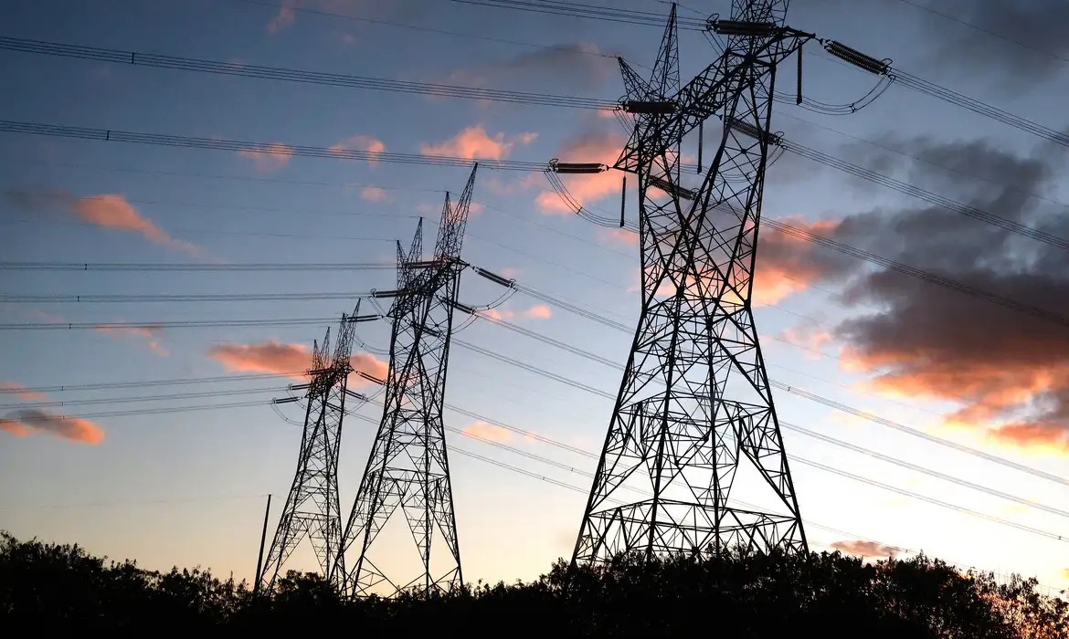 Governo amplia investimentos em energia com renovação de contratos em 13 estados
