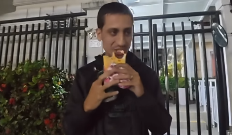 Motoboy viraliza ao comer lanche de cliente que não buscou entrega