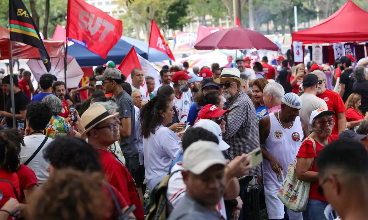 Trabalhadores se mobilizam pelo direito ao descanso em ato do 1º de Maio