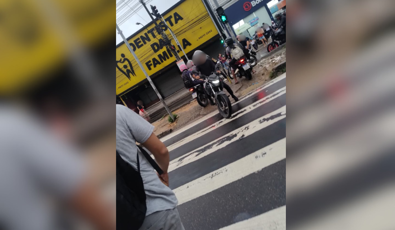 Pedestres enfrentam risco ao atravessar a Avenida Torquato Tapajós