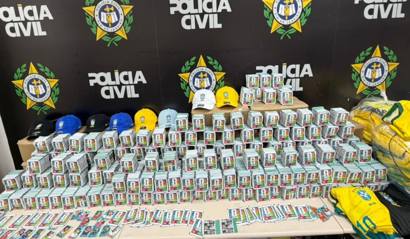 Polícia apreende 200 mil figurinhas falsas da Copa do Mundo de 2026