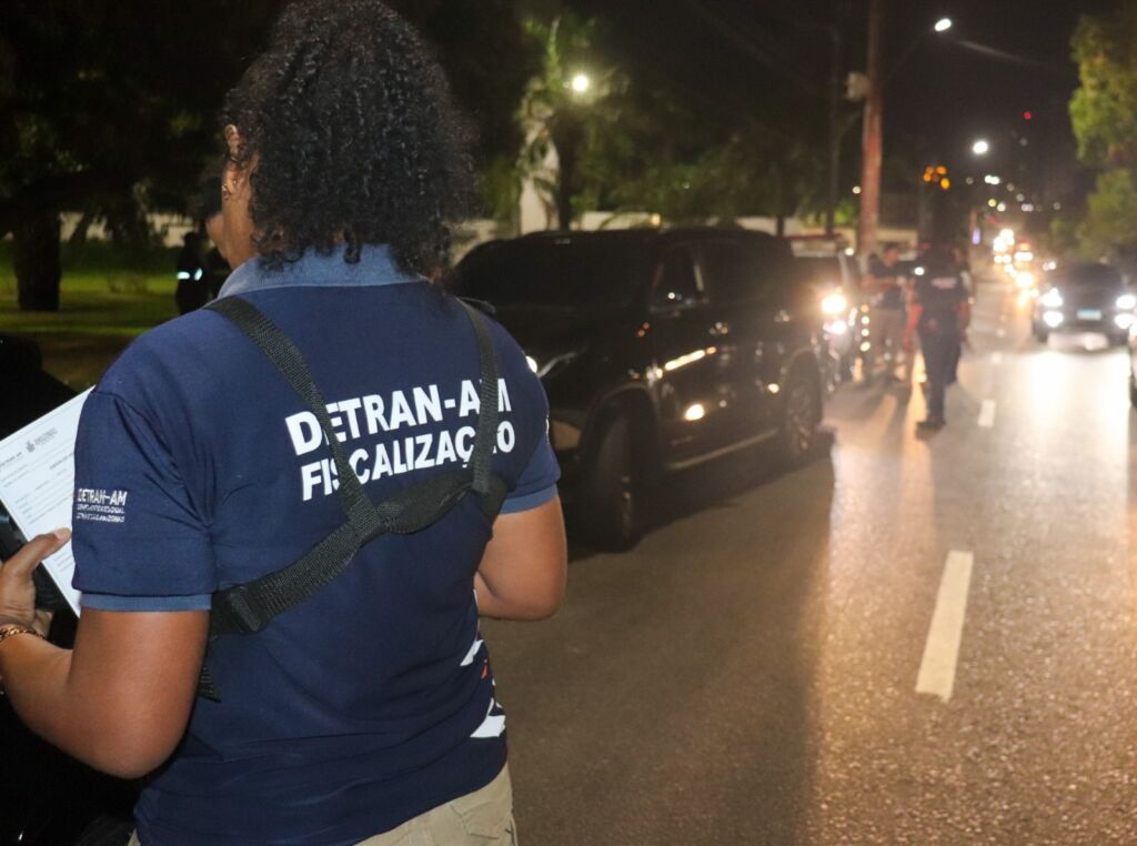 Motociclista é flagrado sem capacete e placa na contramão em Manaus