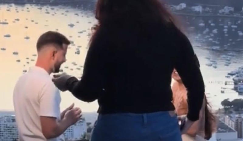 Pedido de casamento é interrompido por mulher em espaço público no Rio