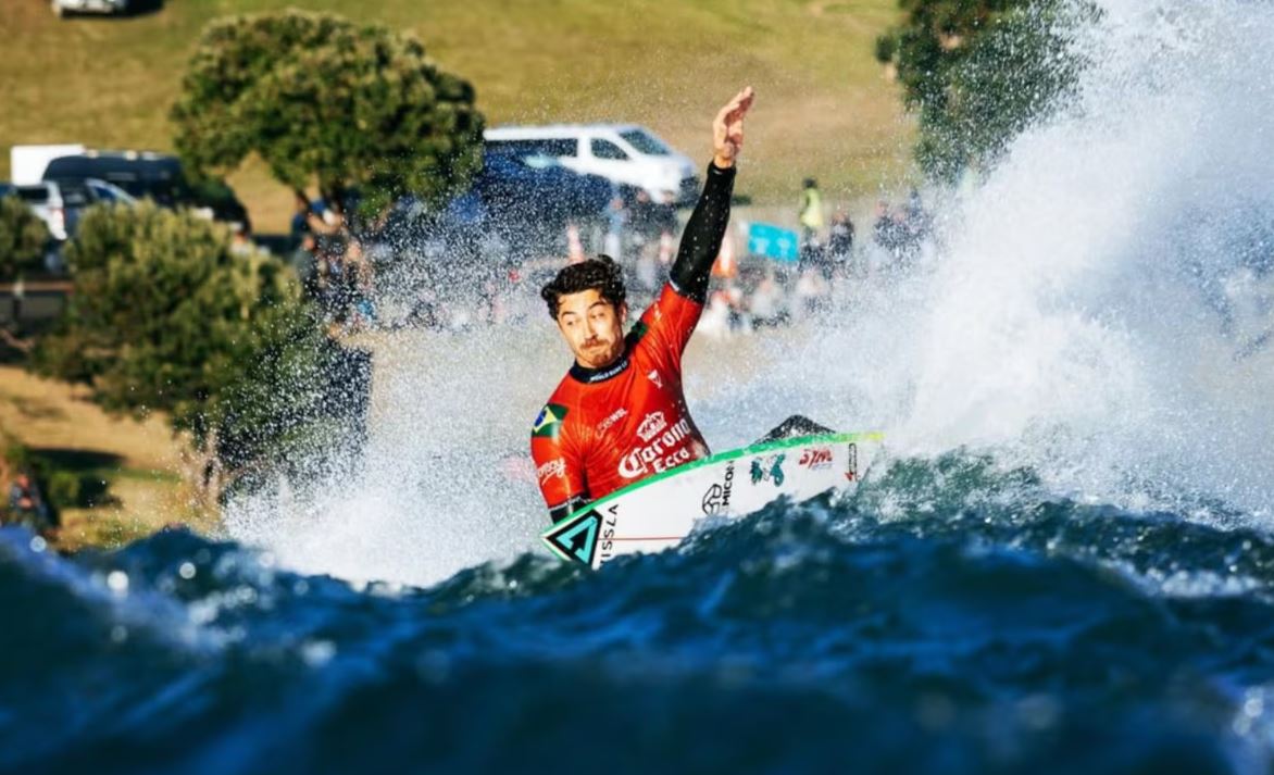 Fotógrafo revela ferimentos após ataque de animal em etapa do Mundial de Surfe