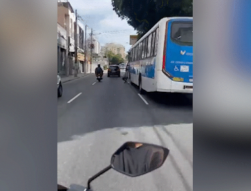 Homem cai de ônibus em movimento na zona norte do Rio de Janeiro