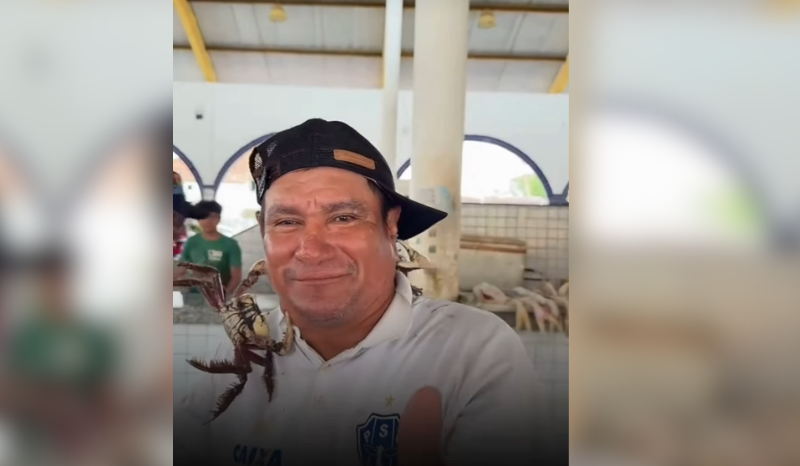 Homem viraliza ao usar caranguejos presos às orelhas em mercado de Salinópolis