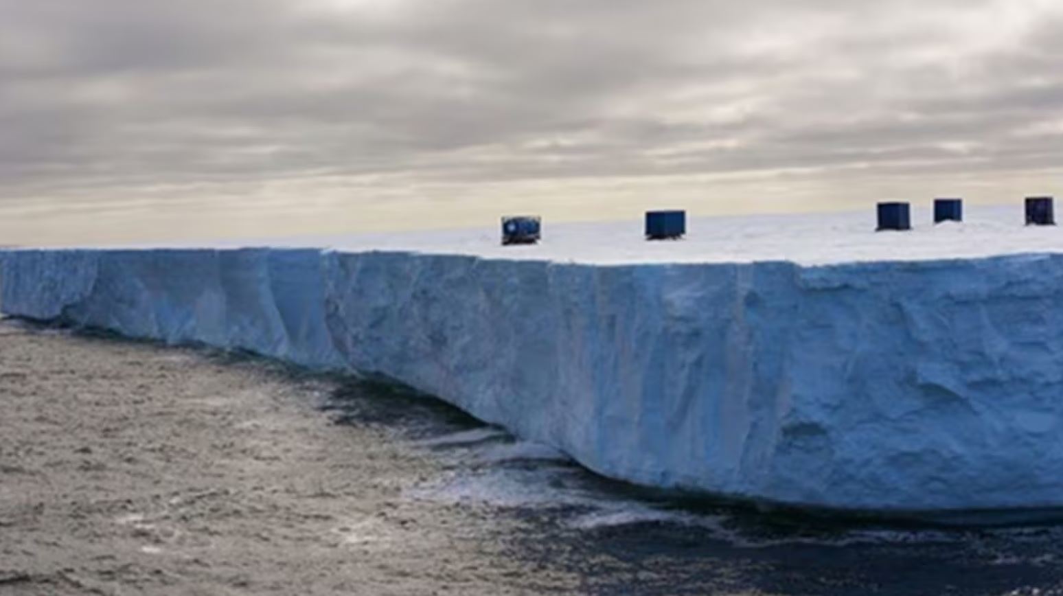 Iceberg colossal leva contêiner tóxico na Antártida, alerta relatório