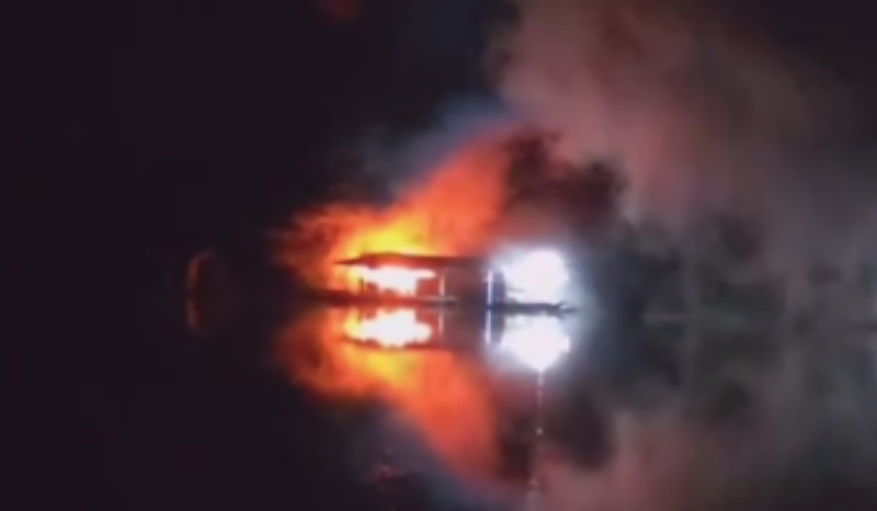 Incêndio destrói flutuante na bacia do Tarumã-Açu em Manaus