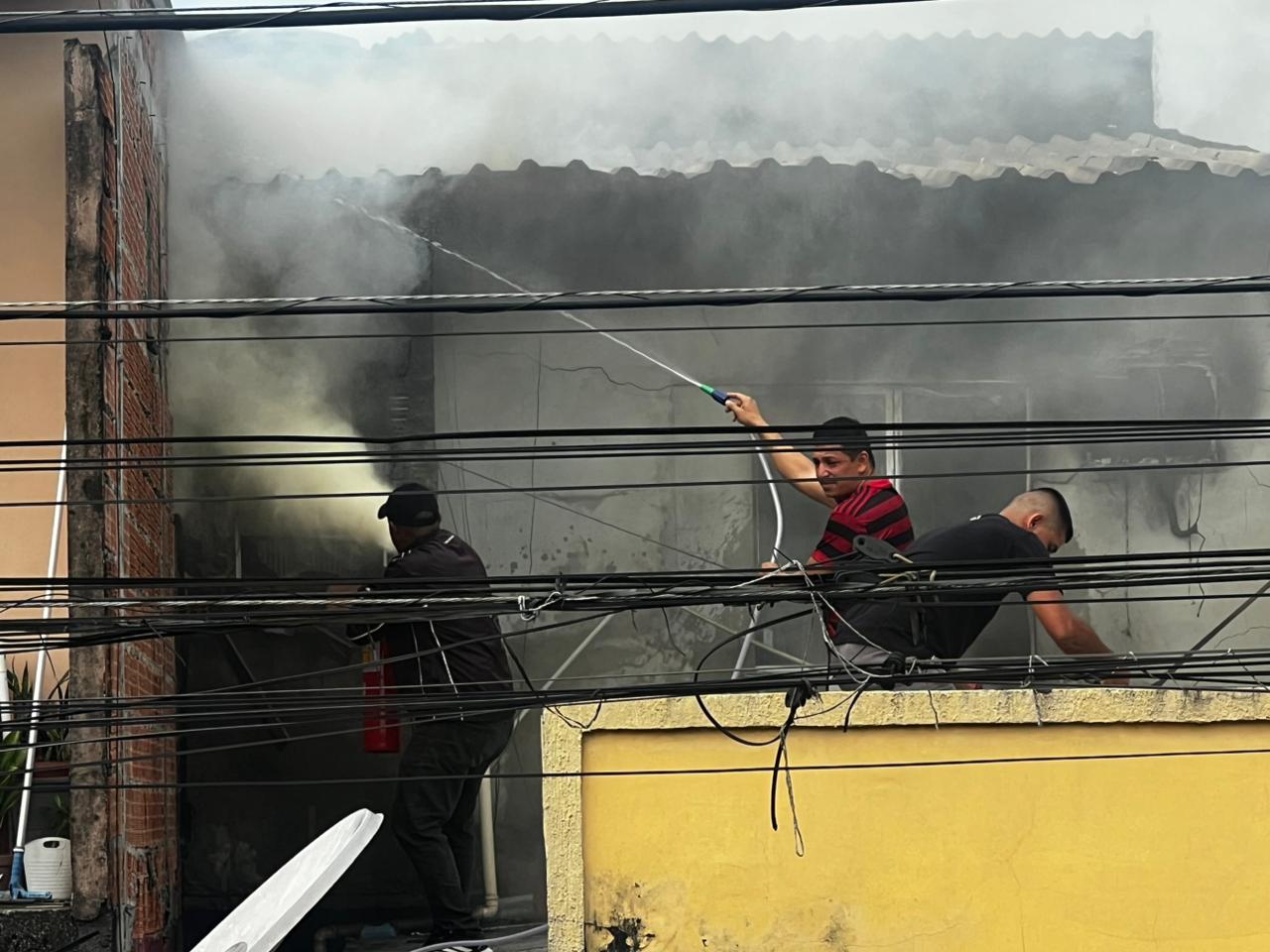 Incêndio em residência no Coroado mobiliza moradores e Corpo de Bombeiros