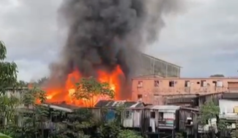 Incêndio devastador atinge casas no bairro São Jorge em Manaus