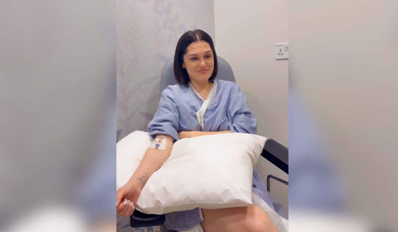 Jessie J anuncia remissão do câncer de mama e compartilha emoção