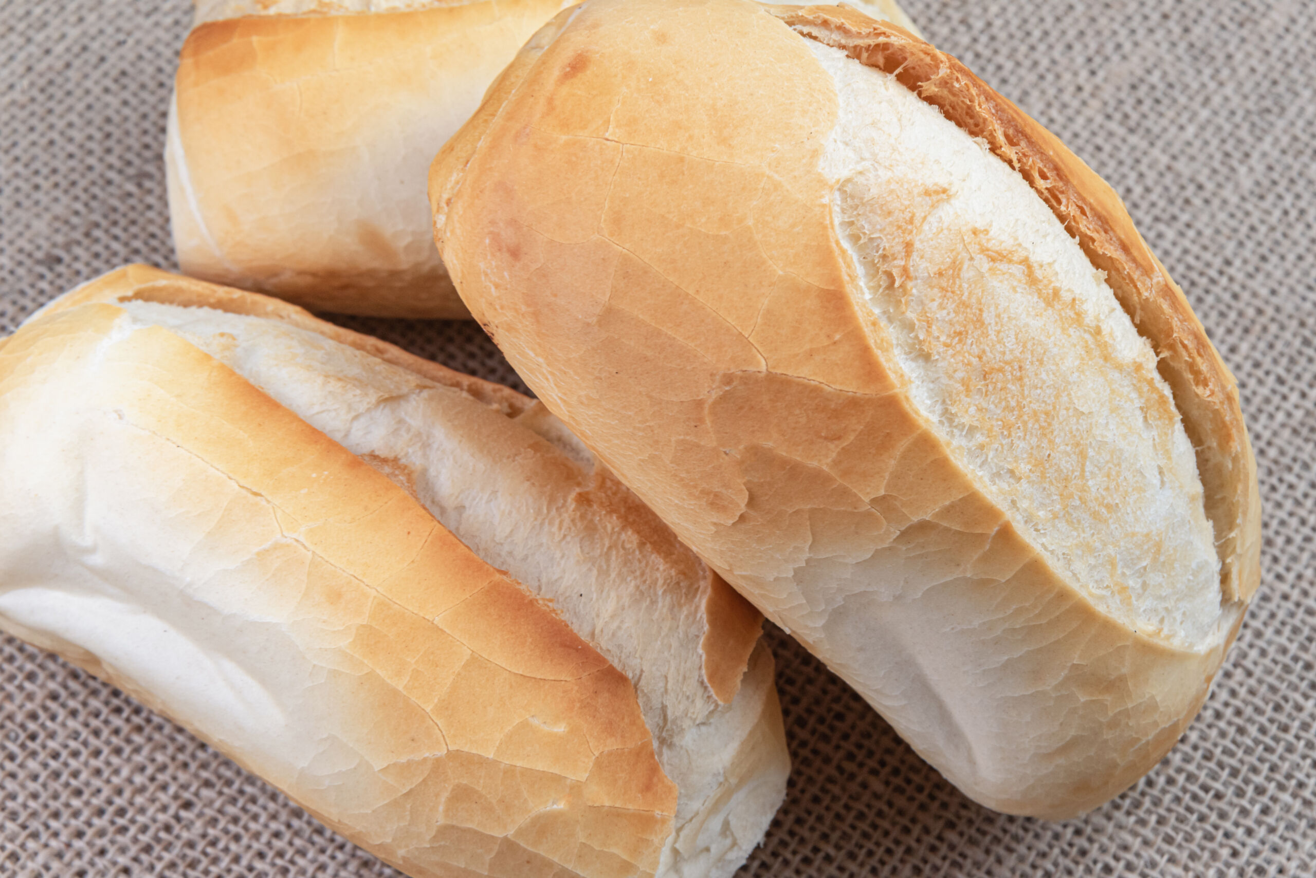 Aumento do preço do pão francês em abril devido à instabilidade global