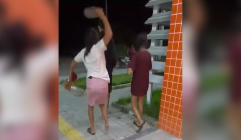 Mãe dá chineladas em filho preso na delegacia de Camocim, Ceará