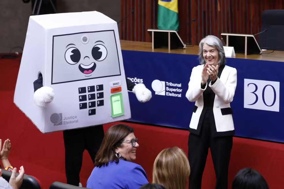 TSE apresenta Pilili, a nova mascote das Eleições 2026 para jovens eleitores