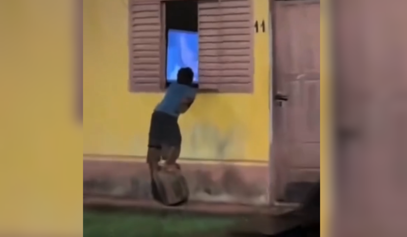 Criança assiste TV pela janela da vizinha e emociona internautas no AM