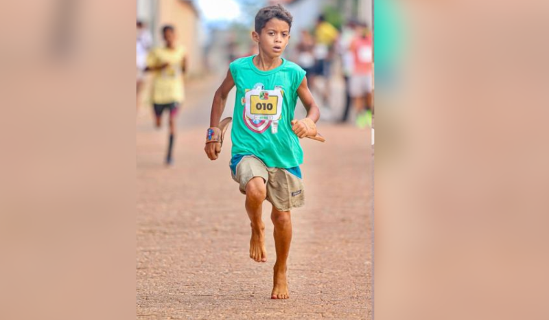 Menino de 8 anos surpreende ao correr descalço e conquista 2º lugar