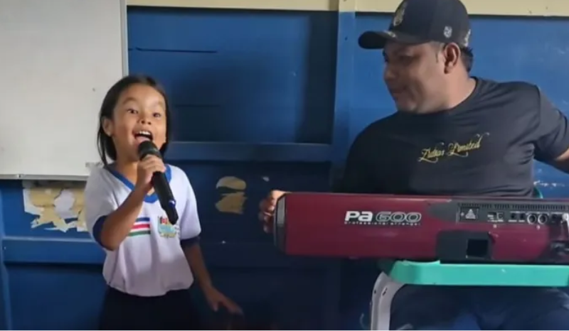 Menina encanta ao cantar brega em homenagem ao Dia das Mães no Pará
