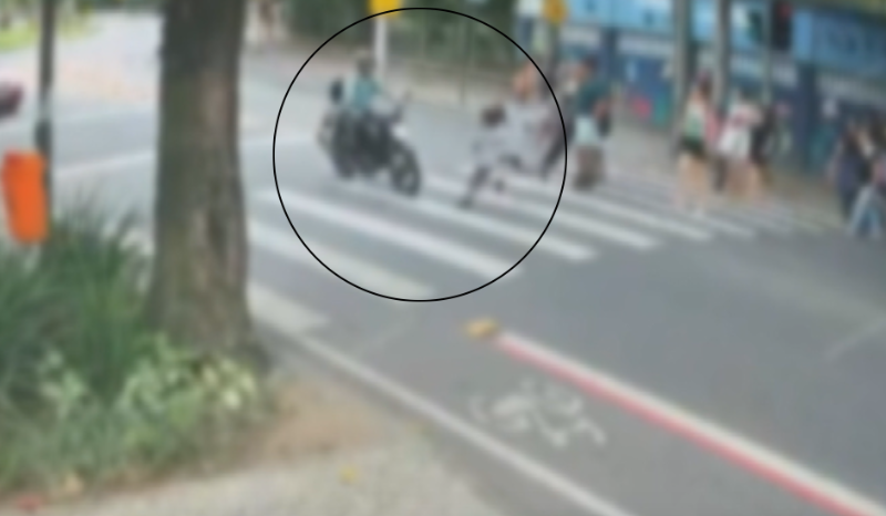 Câmeras registram colisão de moto com criança em faixa na Gávea