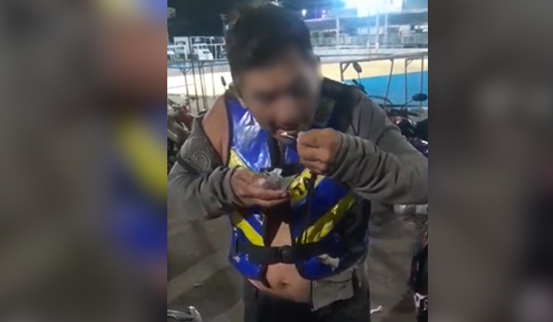 Mototaxista é flagrado consumindo substância suspeita antes de pilotar