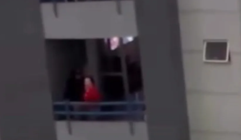 Vídeo mostra discussão após casal ser flagrado em sacada em Lajeado
