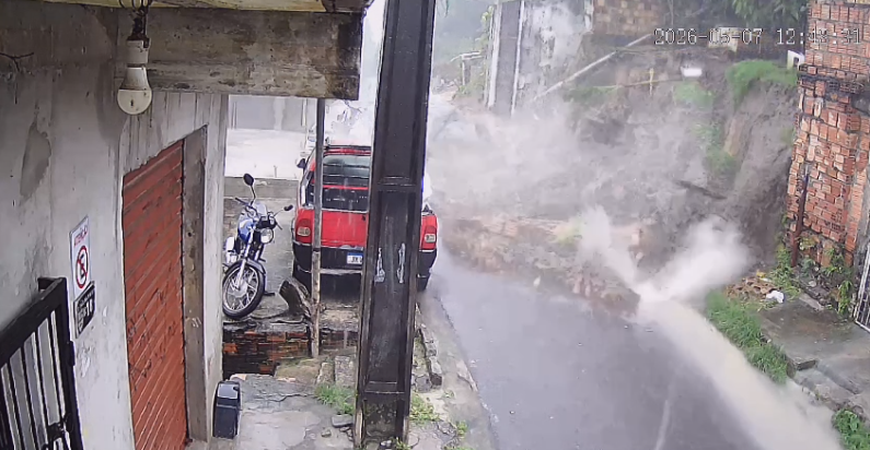 Muro desaba em Manaus durante forte chuva e quase atinge carro