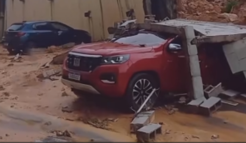 Temporal causa desabamento de muro e danifica carros em Manaus