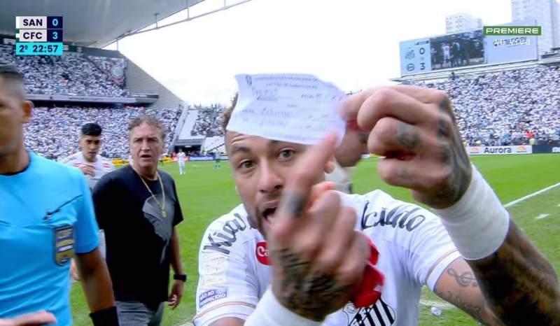 Neymar se revolta após substituição errada em derrota do Santos para o Coritiba