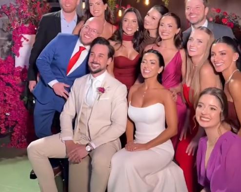 Casal inova em casamento e registra todos os convidados em vídeo viral