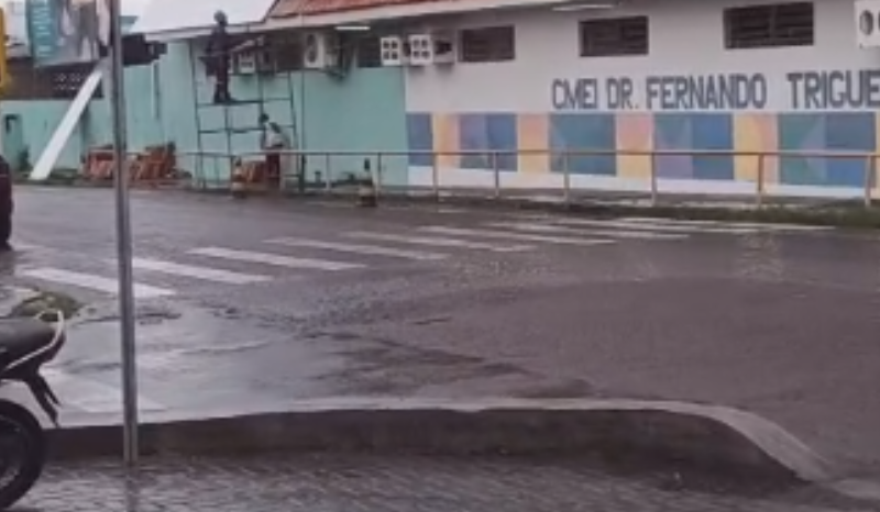 Motociclista alerta sobre mancha de óleo na Avenida da Penetração III em Manaus