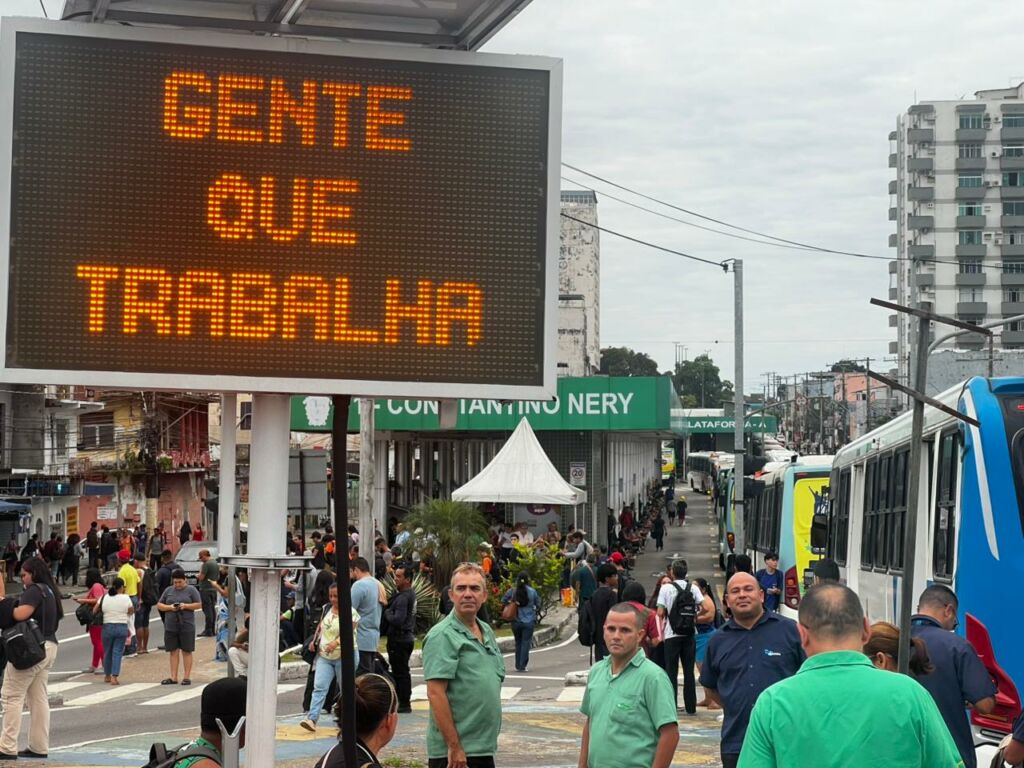 Transporte público em Manaus é paralisado brevemente em protesto contra PEC da escala 61