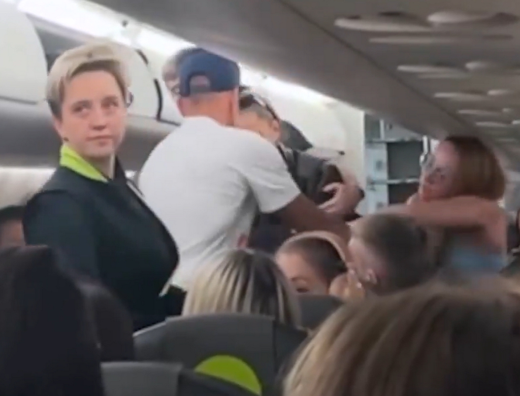 Briga entre passageiras em avião gera tumulto por causa de bagagem
