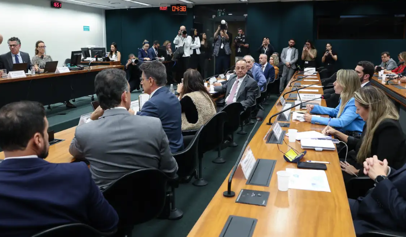 Votação da PEC que extingue a jornada 6X1 é adiada por pedido de vista