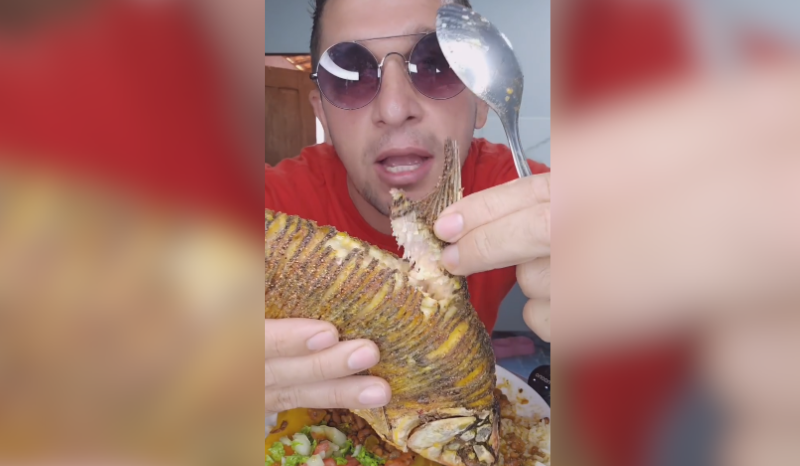 Influenciador ensina a comer Curimatã com pimenta malagueta de forma inusitada