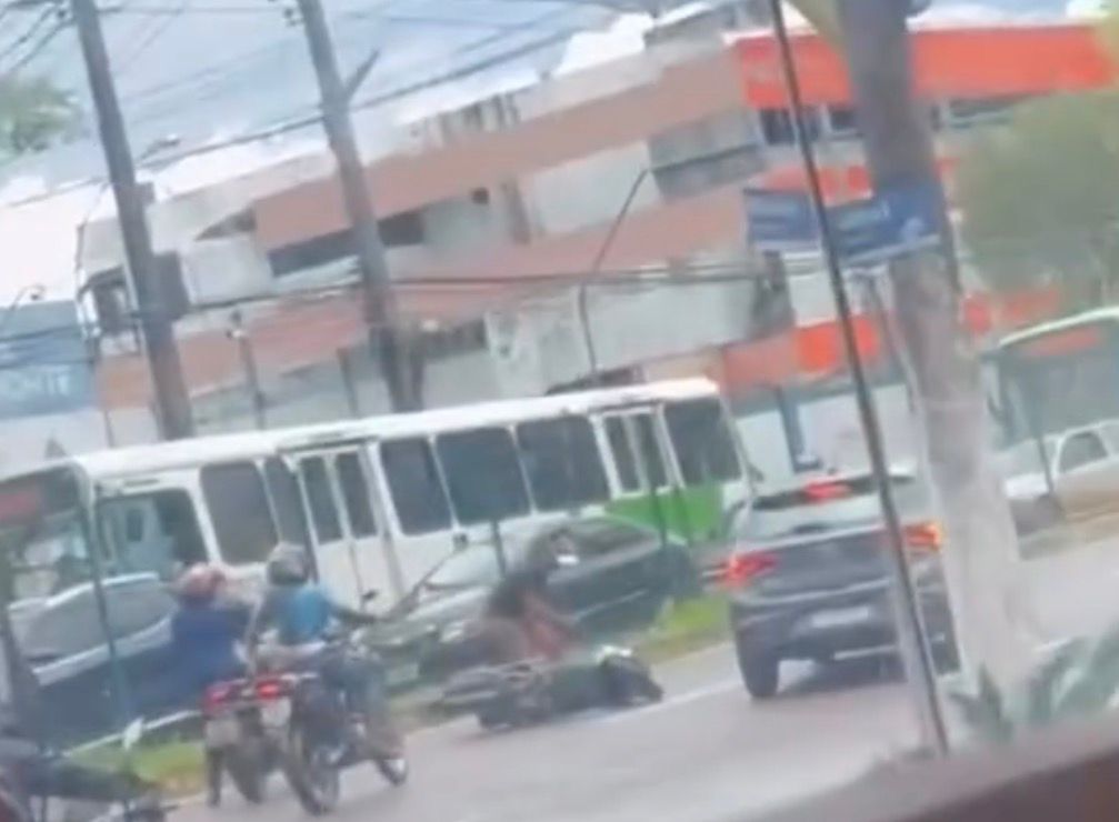 Motorista reage e derruba suspeito durante fuga em Manaus