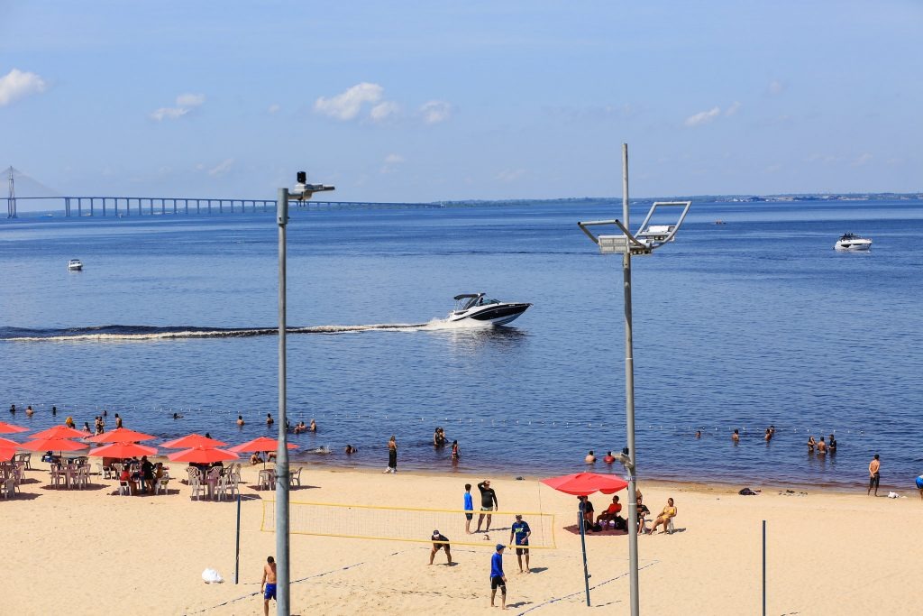 Embarcações irregulares na Ponta Negra geram alerta de segurança