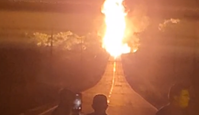 Caminhão-tanque em chamas na BR-174 assusta motoristas no Amazonas