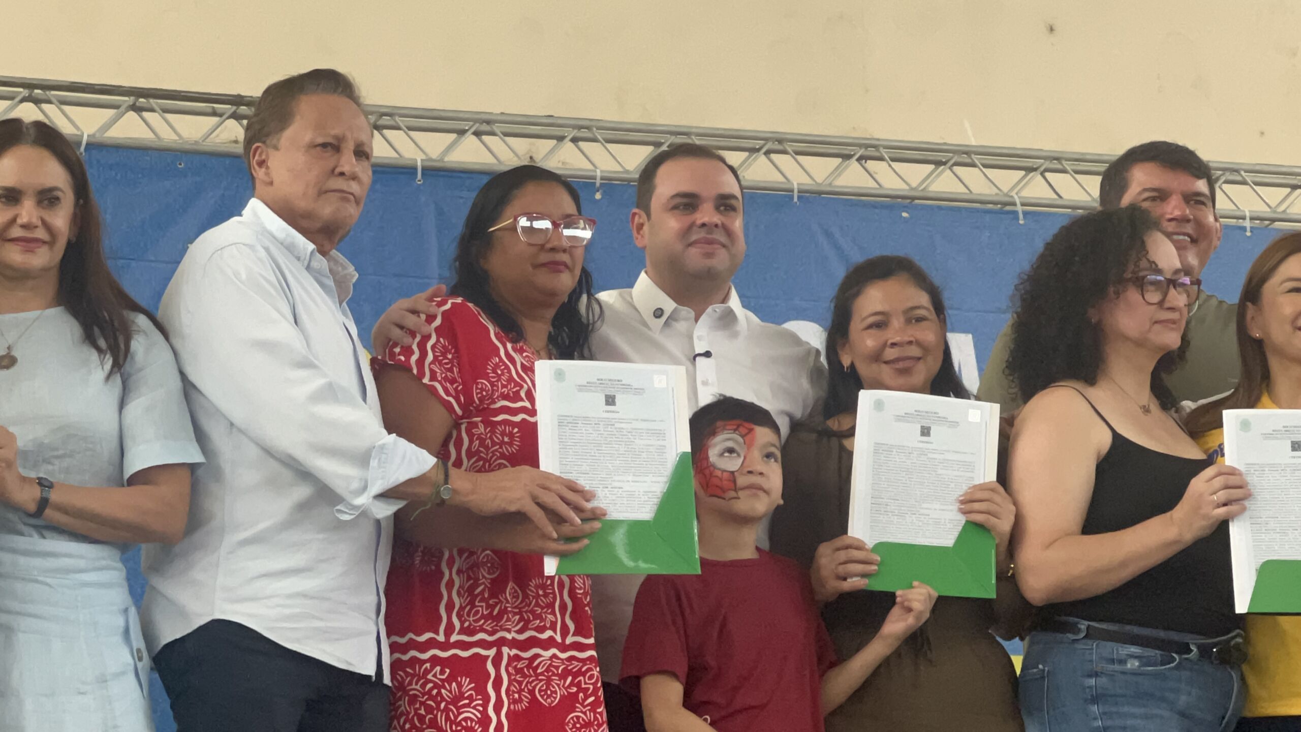 Governador Roberto Cidade entrega 800 títulos de propriedade em Manaus