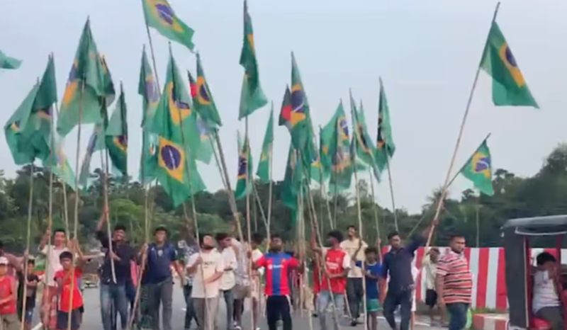 Torcedores em Bangladesh celebram convocação de Neymar para a Copa